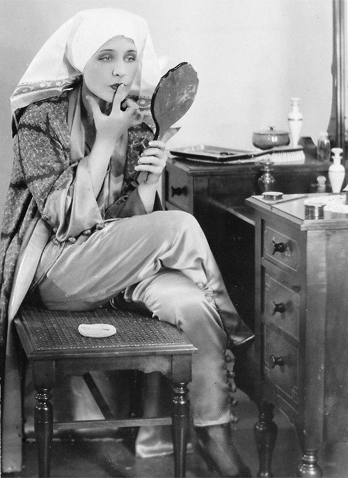 norma-shearer:Norma Shearer applying her makeup, 1934