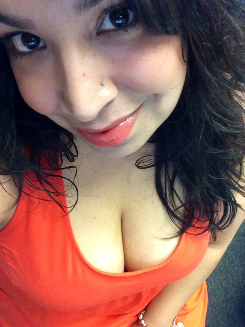 latinarosa:  little red dress :) 