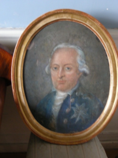 Karl August Ehrensvärd, Nationalmuseum, SWEbröstbild. K.A.E avbildad iförd blå jacka, vit skjorta oc