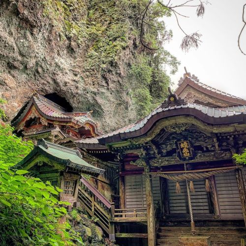 隠岐島最古の建築物で国の重要文化財に指定されている焼火(たくひ)神社の社殿。#clubhouse で神社巡拝家ルームを5時間ぶっ通しで開いてましたが来てくださった方ありがとうございました#神社巡拝家 