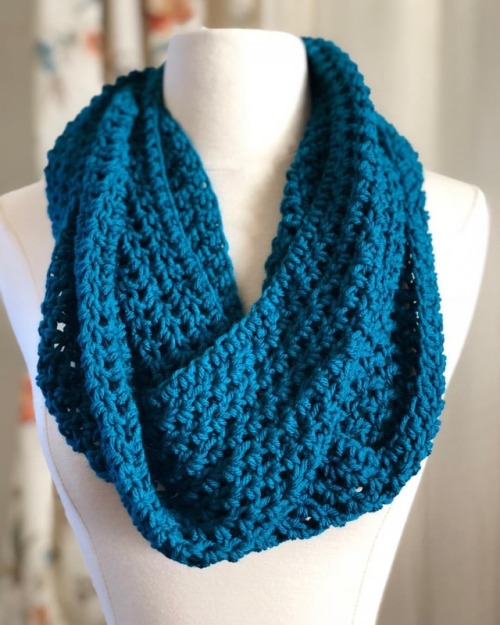 Love going back to the basics and making some infinity scarves! 25% off in the shop and free domesti