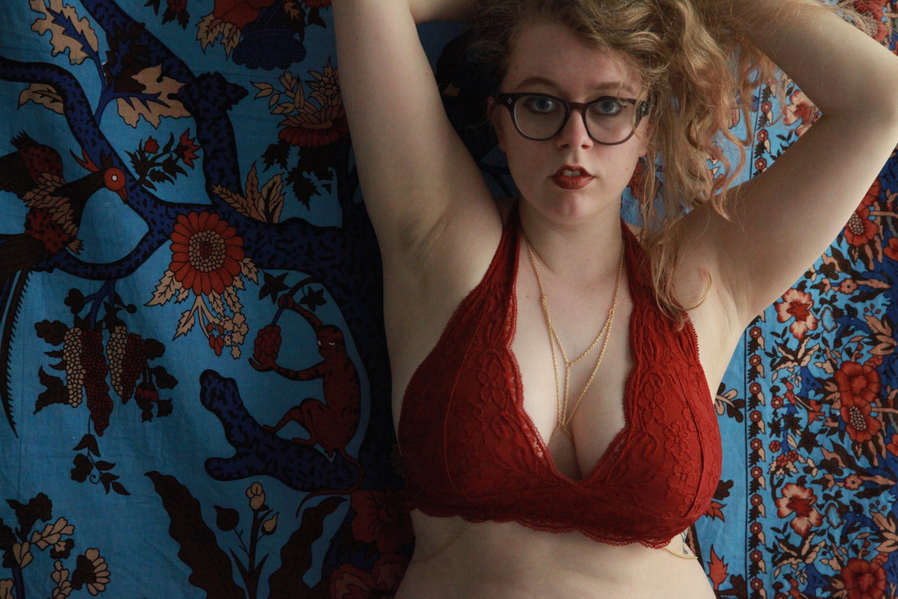 xmousecolouredx:  showing off the new bodychain from etsy!!
