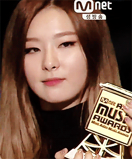 seulgin:  teary eyes ‧⁺◟( ᵒ̴̶̷̥́ ·̫ ᵒ̴̶̷̣̥̀ )