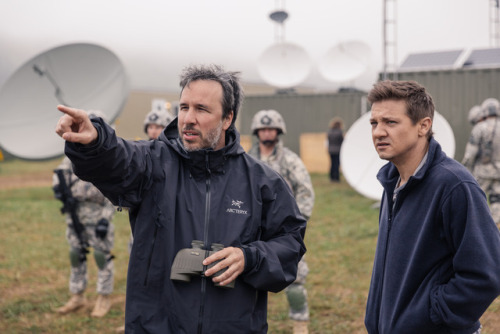  Denis Villeneuve with Amy Adams, Jeremy Renner and others while filming Arrival (2016)