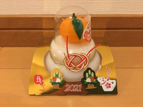 Kagami Mochi is another traditional Japanese New Year’s decoration. It consists of two round mochi t