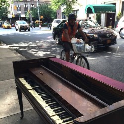 Came across this abandoned #piano today after an all-day meeting #newyork