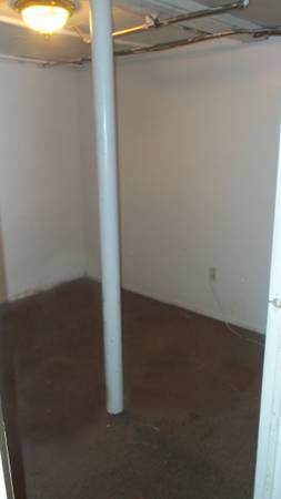 Bushwick, Brooklyn. $475.00 &ldquo;very small room with No window on the Btm floor&rdquo; &a