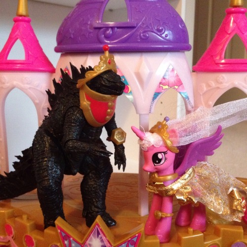 yodawgiheardyoulikeponies: ~My boyfriend comes over with a new Godzilla toy and…this happens*