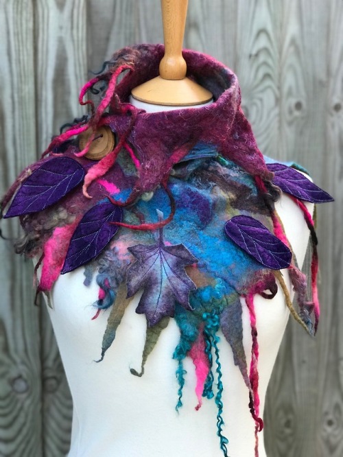 sosuperawesome:Hand Felted AccessoriesFolk Owl on EtsySee our #Etsy or #Felt tags