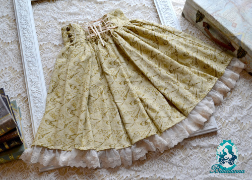  Golden Sheers SkirtThis high-waist skirt is made with an exquisite golden scissor fabric with ivo