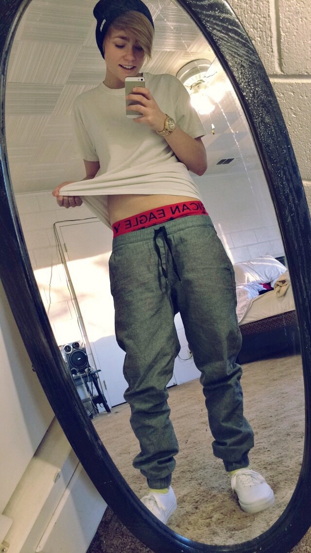 pissingoncreativity:  When she see me, she wanna take a flick, come to my house,