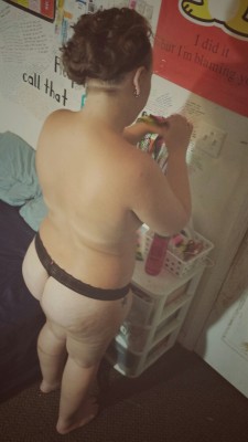 dewuwannaknow:  Hooray for Thong Thursday ^.^ I miss dat ass so bad that it’s physically killing me :x  (B)
