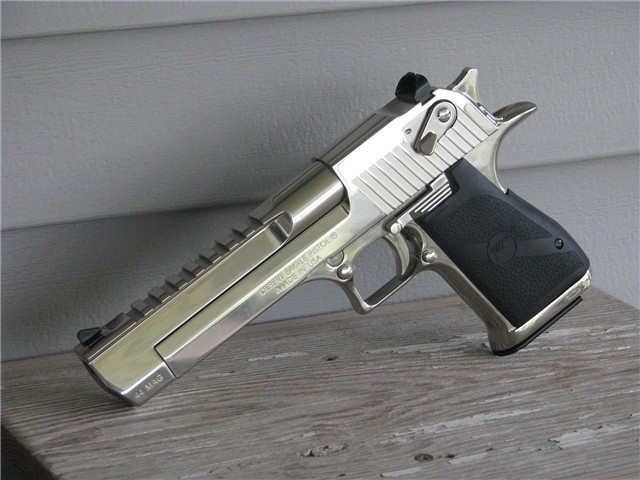 gunrunnerhell:  Desert Eagle XIX If a golden Desert Eagle is too gaudy or cliche;