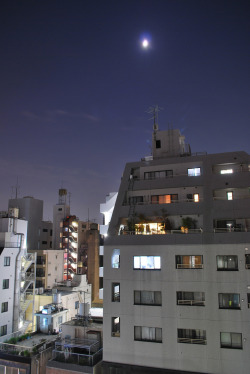 riri-neko:  Moon over Shinjuku by Arutemu on Flickr. 