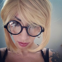 vividvivka:  Wig styling for a @cosplaydeviants set I’m shooting soon…. It’s going to be so damn good. #cosplay #costume #harleyquinn #harleenquinzel #wig #bigfakeglasses 