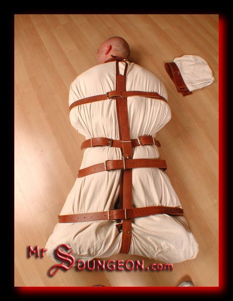 00sturmar00: snug as a bug in a rug Hogsacks are fun. I prefer the leather ones in black much more.