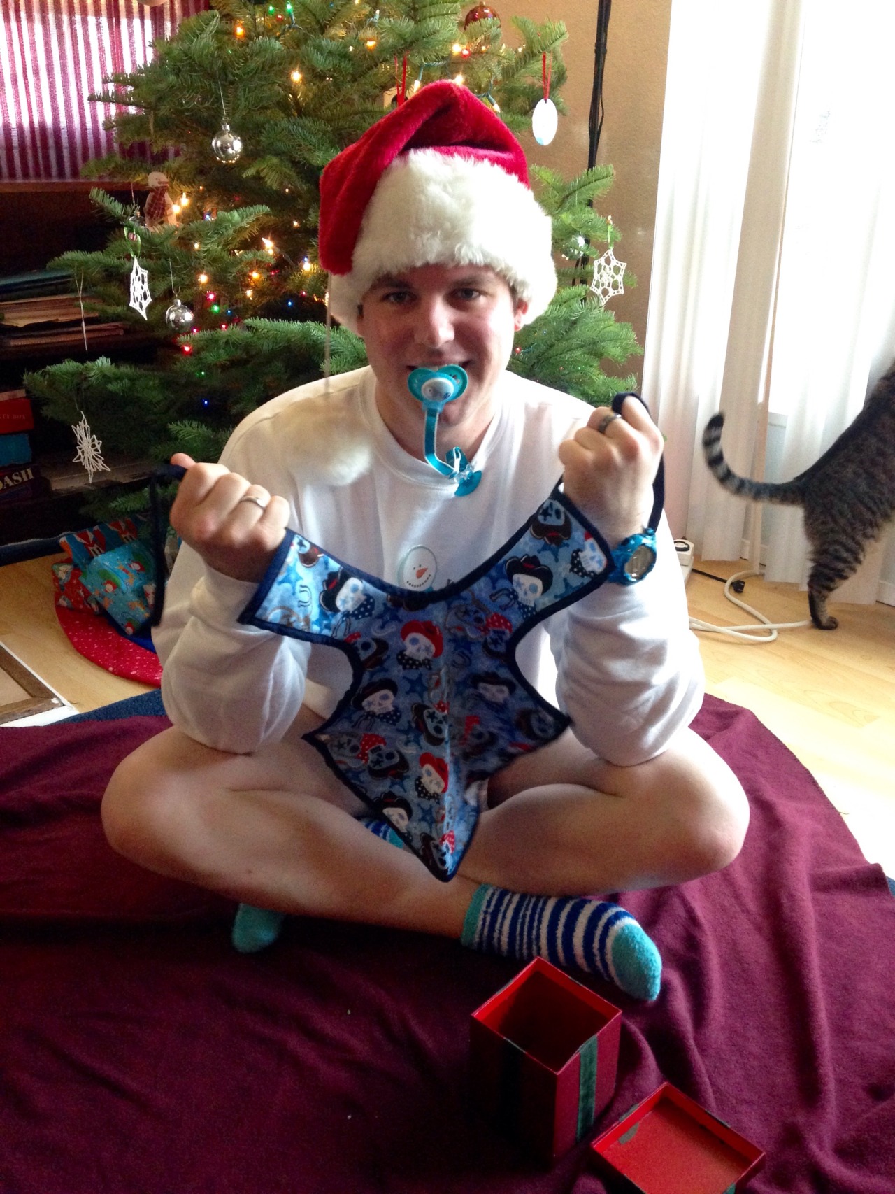 roxxyuncensored:  Merry Christmas from Roxxy and Baby T! I had so much fun watching
