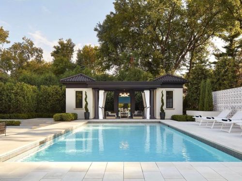 With today’s perfect weather we’re just a little obsessed with this stunning pool house from our fri