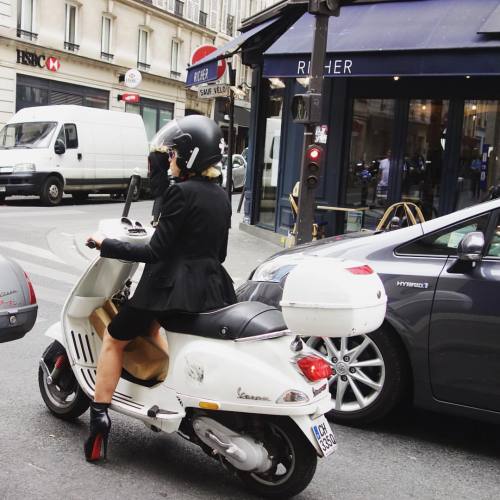 La rentrée with style! Only Parisians can make it look this good! She even manages it with a 