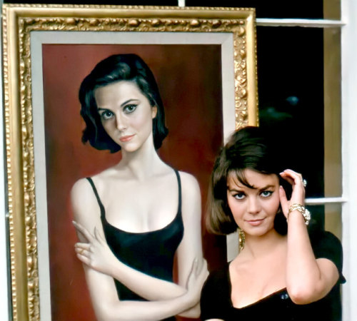 meganmonroes: Natalie Wood poses with her Big Eyes Potrait by Margaret Keyes by Peter Basch in 1960.