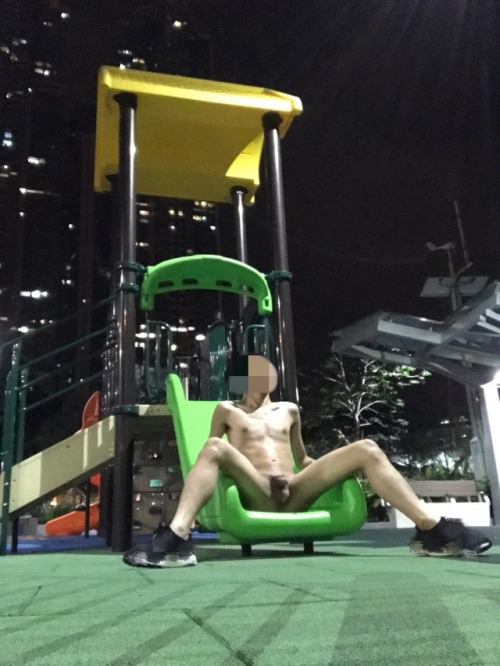 fffhkboy:  厲害！公園滑梯全裸