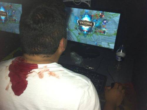 aleramicci: leagueoflegendsonly: &ldquo;He was stabbed bloody at a cyber cafe… but he was