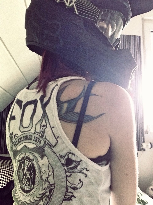 slightfox: slightfox: Me ✌️ Because it’s me and my helmet