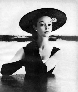 theniftyfifties:  Jean Patchett photographed by Stephen Colhoun for Mademoiselle, June 1951. 