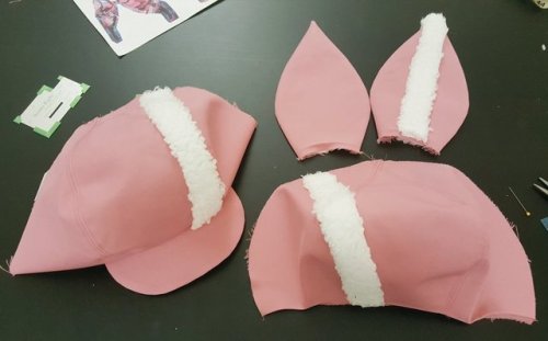 Putting together LLENN&rsquo;s distinct rabbit-eared hat from GGO!1) Base materials are 0.5 yard