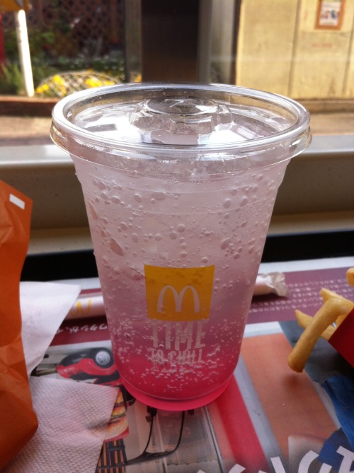 pastrypan:  meowrisa:  McDonalds has a new Sakura themed menu!~  more here (・∀・ )