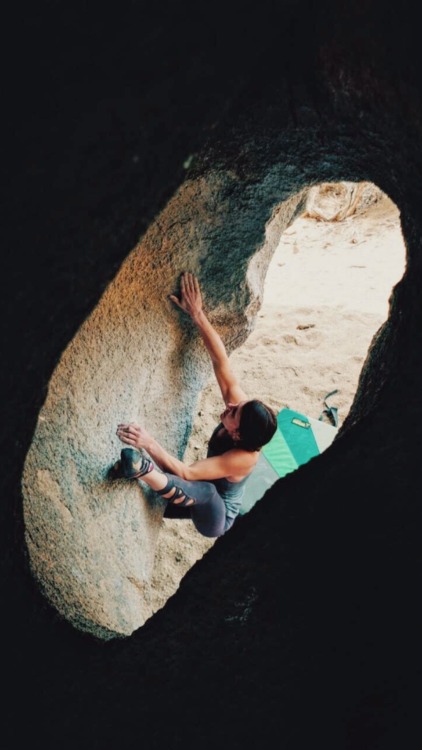 waywardbelle: Working “Gleaming the Cube” in the Buttermilks. V8/9 Photos: Jonathan Seig
