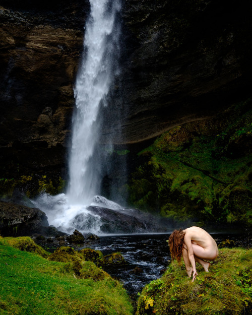 It was the awesome little Kiwi @darby_breckderry who kicked off our Iceland art nude tour a few days