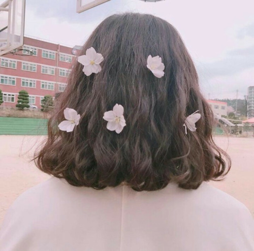 ccxcutie:Flowers in her hairPic creds: weheartit