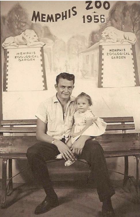 Johnny Cash with Daughter Rosanne at The Memphis Zoo (1956)[1167x1600] Check this blog!