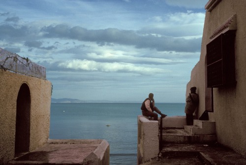 ouilavie:Harry Gruyaert. Tunisia. Tunis. Nearby area of Sidi Bou Said, with its many cafes, popular 