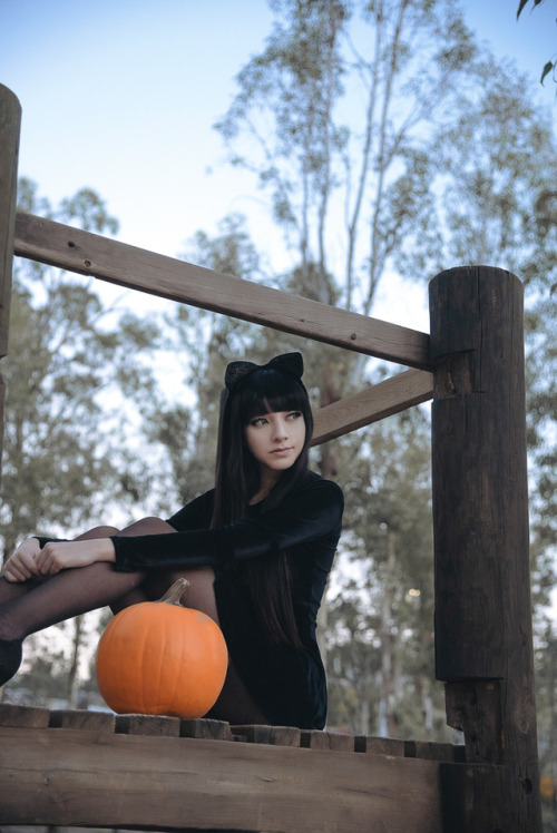  • Photography: fanored • Model: maysakaali By October, the pumpkins were very big and very orange“W