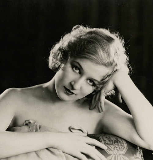 maudelynn: Greta Nissen in “Blonde or Brunette”, c.1927  via ebay.com