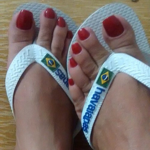 © @valzinha0602  #foot #feet #footfetish #pés #prettyfeet #beautifulfeet #barefoot #barefeet #toes #