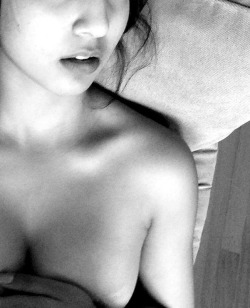 thevuas:  beautiful lips colarbones…