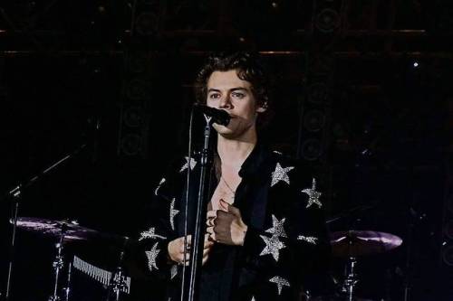 harrystylesdaily:Hong Kong - May 5 (via 年少未说一字)