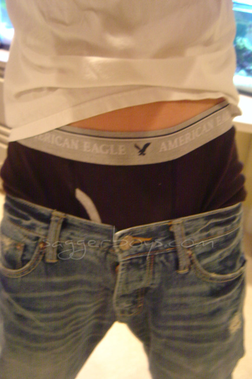 waistbandboy:  Saggin’ and showing off the vintage American Eagles! 