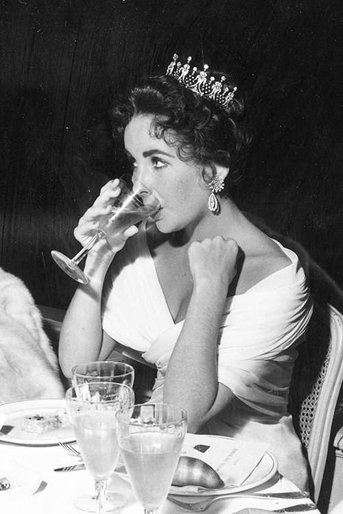 avagardner:Elizabeth Taylor dining at the Cannes Film Festival, photographed by William Lovelace, 19