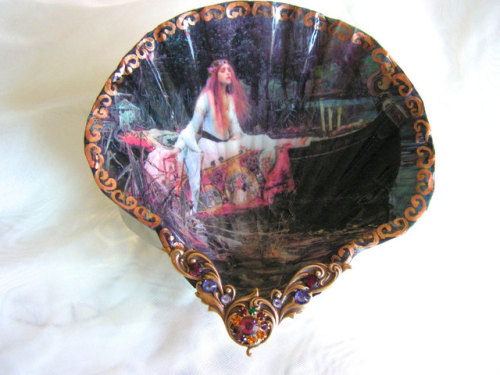 sosuperawesome:Shell Jewelry Dishes by rtistmary on EtsySee our ‘jewelry dish’ tagFollow So Super Aw