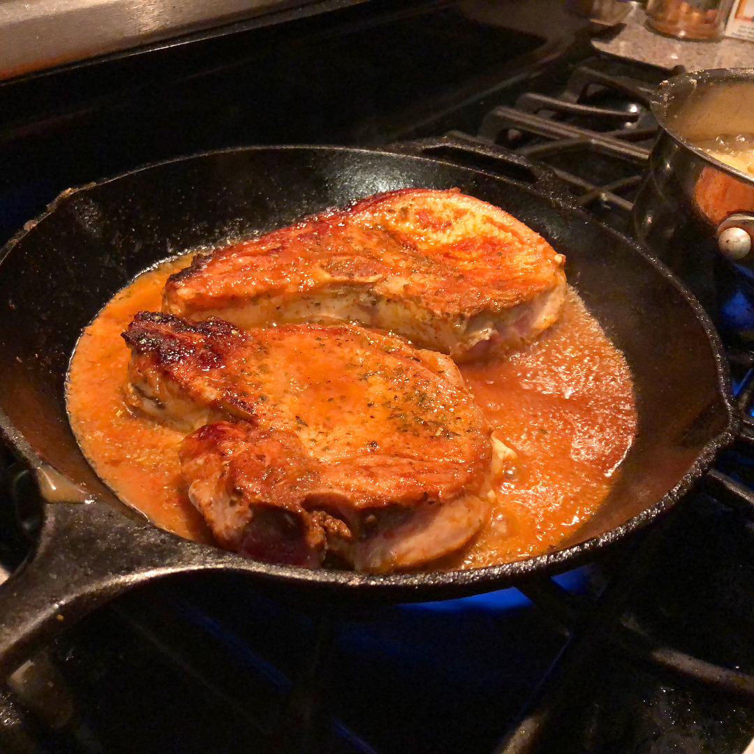 Champagne on the rocks, sporting a Fort Knox Lazarus. Shark salad w/ carrots, pork chops & applesauce -Big Pun. Banned from TV.
#aboutlastnight:
Apple cider brined pork chops w/ rustic applesauce (not pictured,) sautéed collard greens & onions, gf...