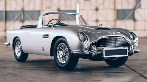 Aston Martin DB5 Junior “No Time To Die” Edition! The centerpiece of the DB5 is of cours