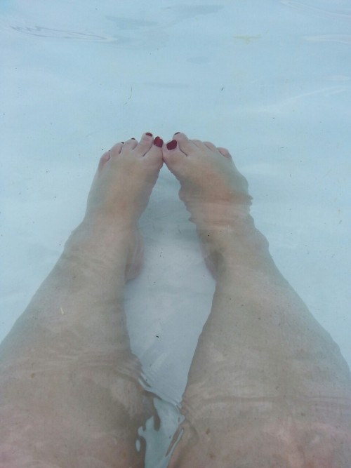 kamidee1215:  My feets in the water :D