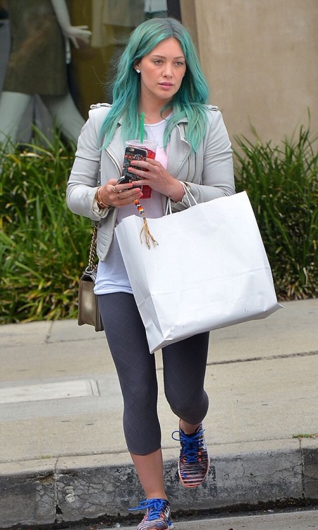 marimopet:popculturediedin2009:3/18 Hilary Duff out shopping in Los Angeles.YAS !