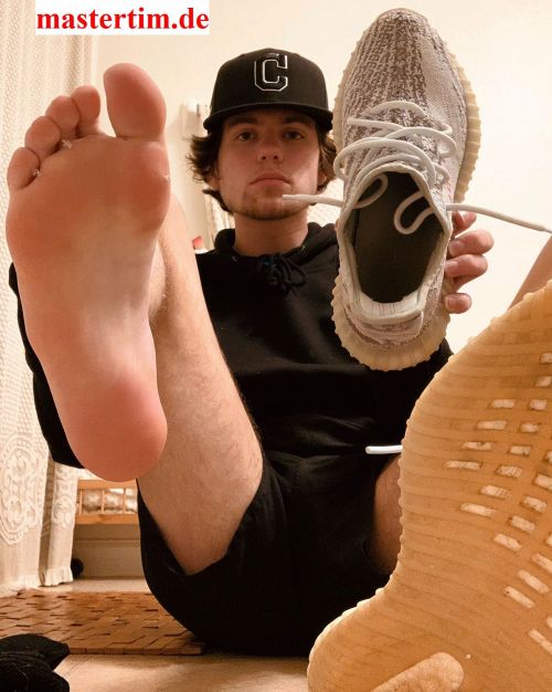 feetpromoter:  The #youngalpha #masterrick the #texasmaster #htxmastera #footmaster with hot #malefeet camapproved on skype by the jury of #footkingspoll225 photos now online herehttp://www.mastertim.de/