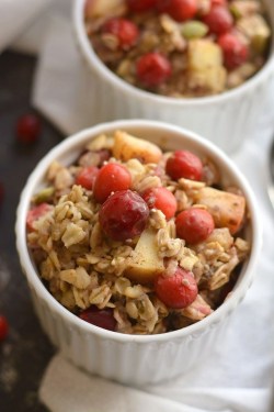foodffs:  Cranberry Apple Crockpot Oatmeal is a healthier oatmeal balanced with protein &amp; healthy fats. Just toss everything in a crockpot for an easy, make ahead breakfast! Gluten Free + Low Calorie For the recipe, click here.Follow for recipesGet