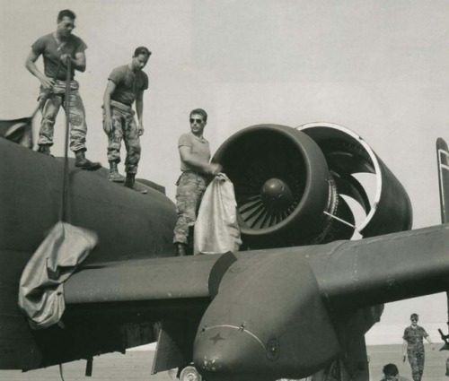 retrowar:  A-10 groundcrew perform maintenance 